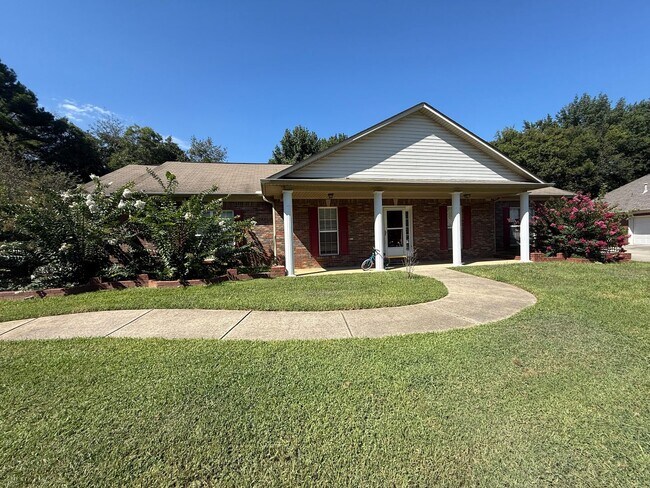 Building Photo - 4/2 Home Available Now!