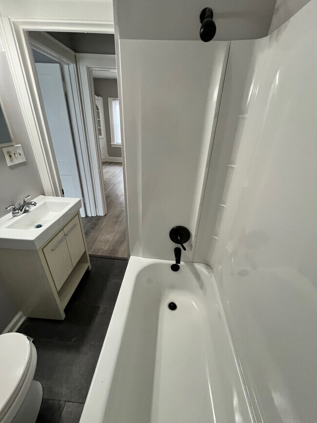 Foto del edificio - 562 Belden Ave