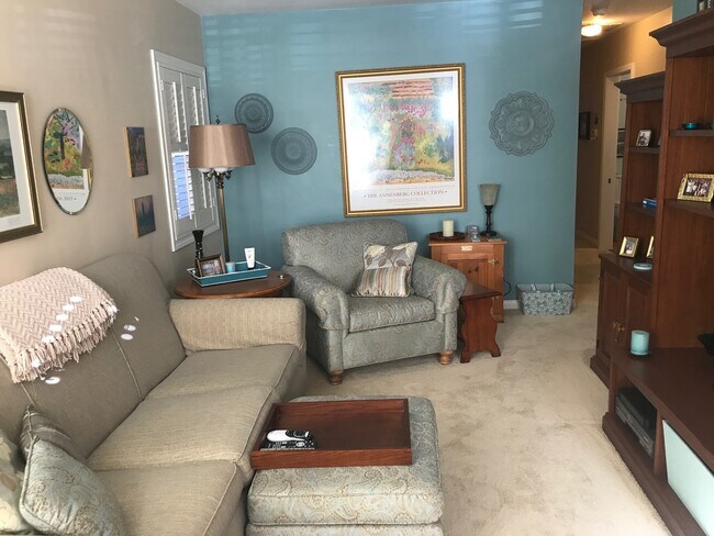 Foto del edificio - Beautiful 2 Bedroom 1 Bathroom on the Chan...