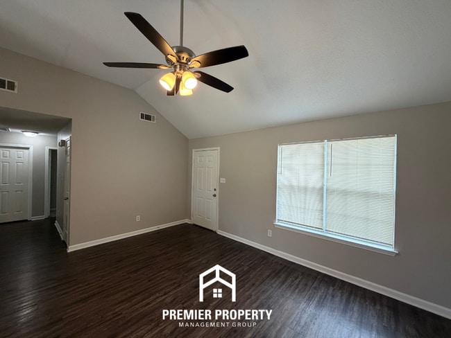 Building Photo - Charming 3BR/2BA Bartlett Area Home | Vaulted Ceilings, Fireplace & Fenced Yard