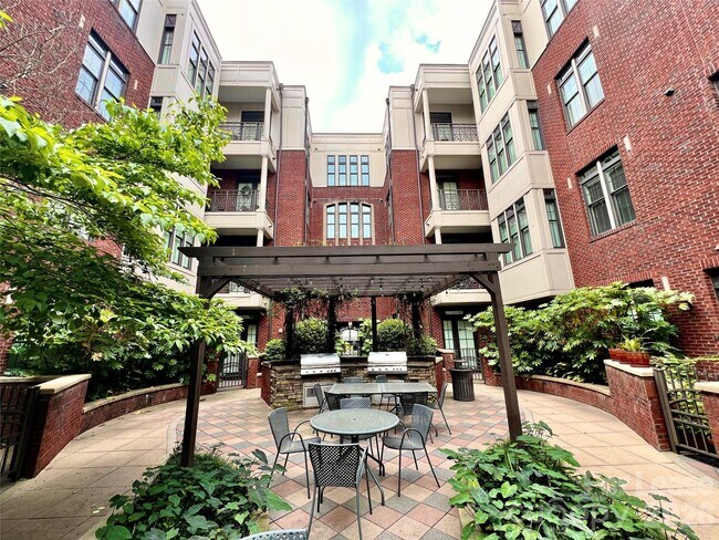 Foto del edificio - 2810 Selwyn Ave