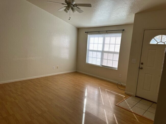 Foto del edificio - 3 BEDROOM 2 BATHROOM DUPLEX FOR RENT
