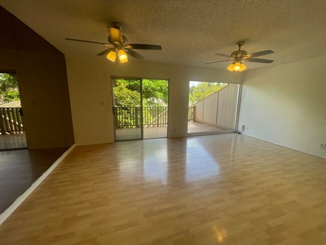 Building Photo - 4 Bed 2 Bath in Makakilo with Large Backyard!