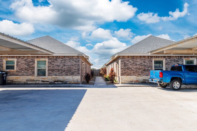 Building Photo - 2706 E Garfield Ave