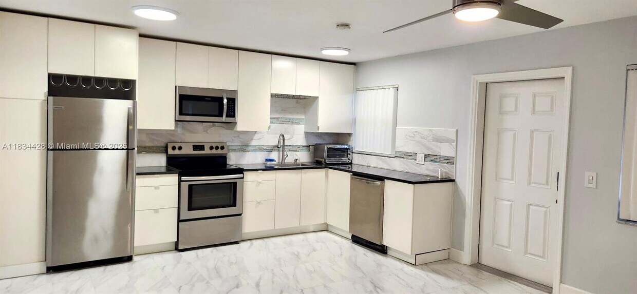 Foto principal - 122 S Lakeside Dr
