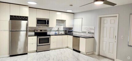 Building Photo - 122 S Lakeside Dr