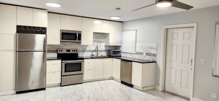 Building Photo - 122 S Lakeside Dr