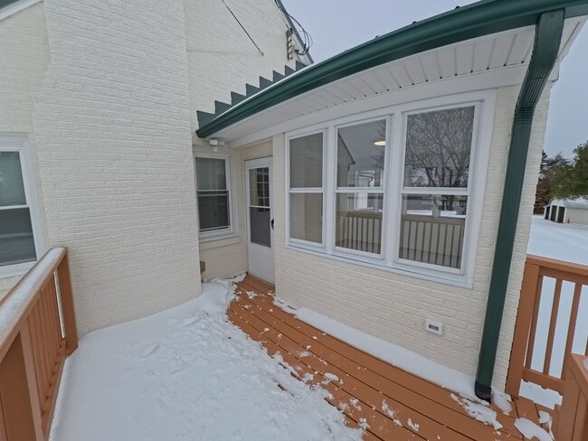 Building Photo - Home on three acre lot with garage