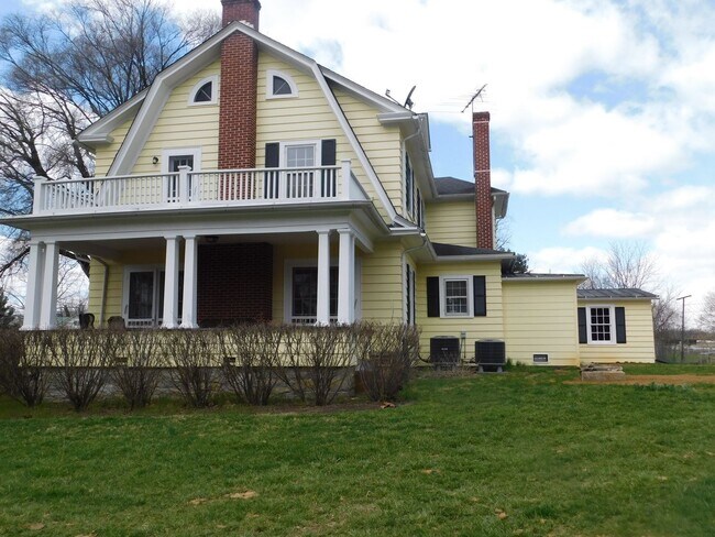 Foto del edificio - Price Reduced!! Fantastic mix of charm and...