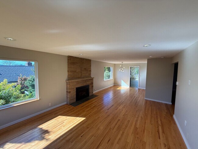 Foto del edificio - Stunning 4 Bed 4 Bath Home Steps from Golden Gardens in Ballard with MIL Suite