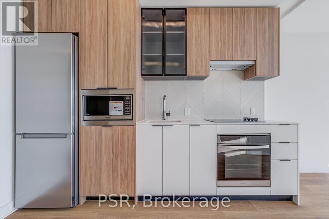 Photo du bâtiment - 1037 The Queensway