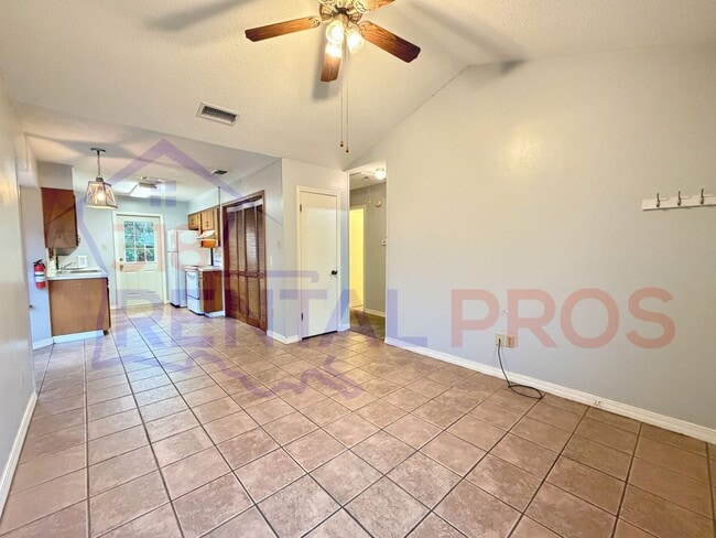 Building Photo - 925/927 Sybil Dr