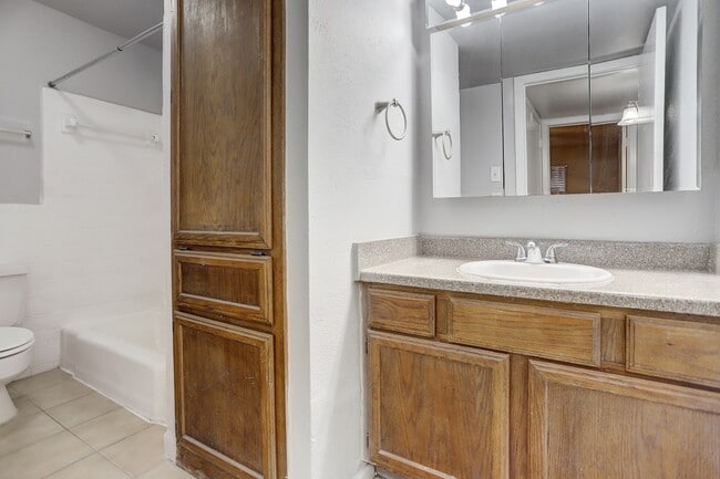 Foto del edificio - 1645 W Main St