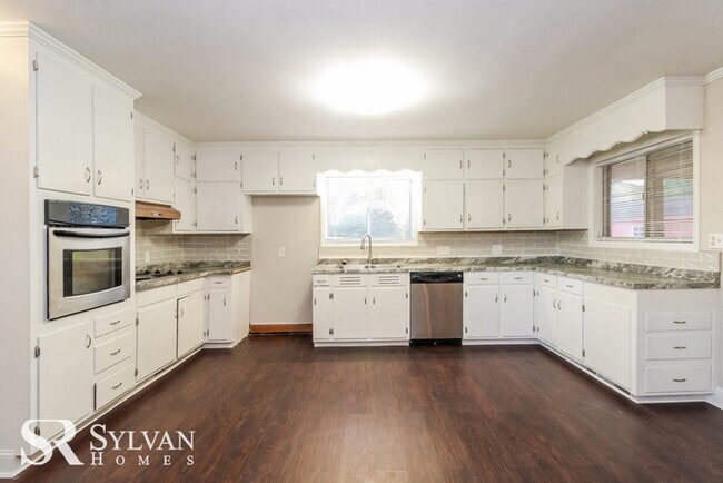 Building Photo - Come view this cute 3BR 2BA brick home