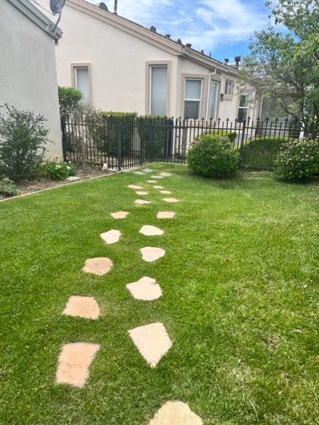 Building Photo - Beautiful 2 bed 2 bath home in Trilogy at ...
