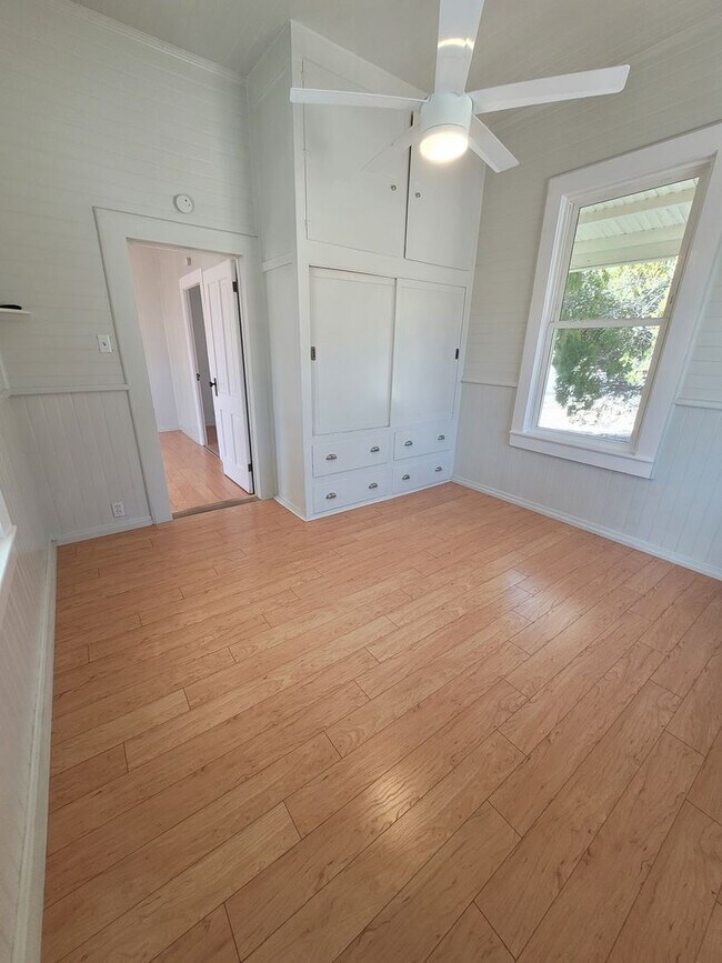 211 S Washington St Unit 211 Washington, Lone Pine, CA 93545 Room for