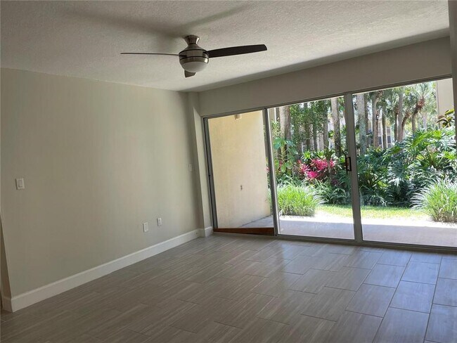 Building Photo - 586 Orange Dr