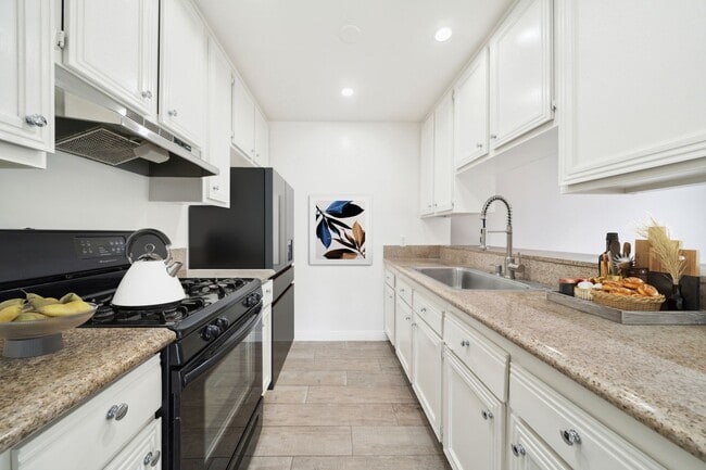 Building Photo - 2-Bedroom Apartment in the Heart of Santa Ana