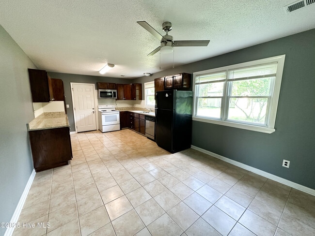 Building Photo - 4810 Kings Dr