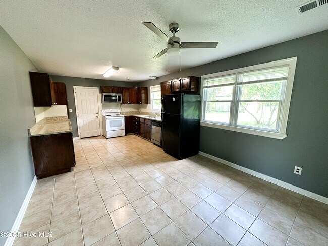 Foto del edificio - 4810 Kings Dr