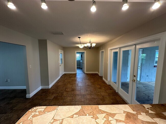 Building Photo - LARGE Winter Park Home For Rent! HUGE Back...