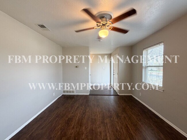 Building Photo - 304 Clary Dr