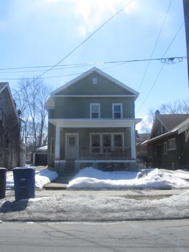 Building Photo - 415 W Irving Ave