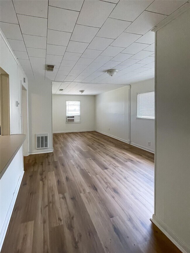 Foto del edificio - 1241 Chevy Chase Dr