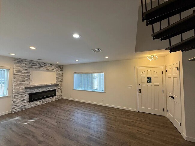 Foto del edificio - 1090 Pelham Pkwy S
