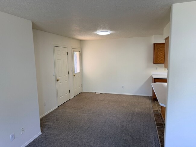 Foto del edificio - Two Bedroom Duplex in South Salem