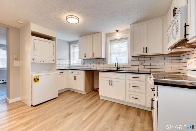 Foto del edificio - 8 Maple Ave