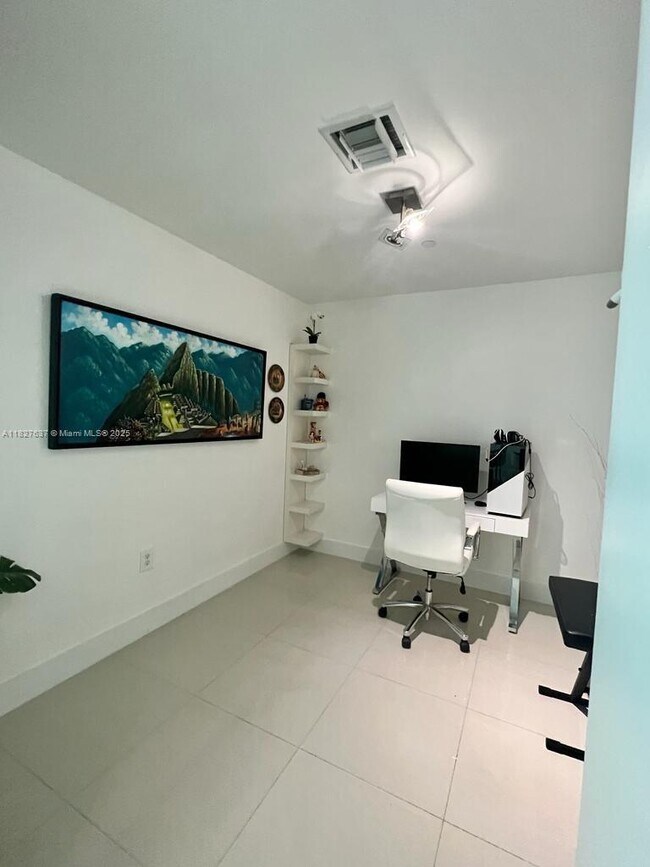 Building Photo - 900 Biscayne Blvd