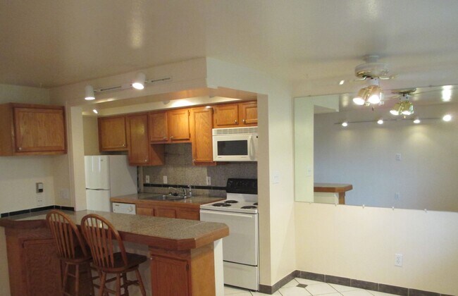 Foto del edificio - TOP FLOOR South Boulder 1 BD AVAILABLE NOW...