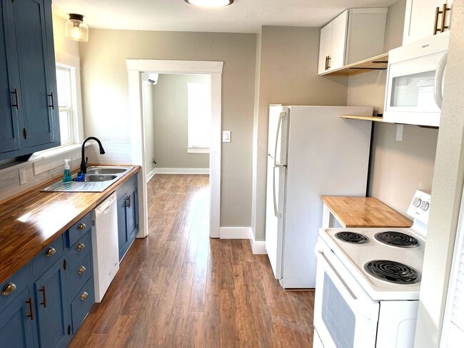 Building Photo - Charming West Side Bunglaow available now