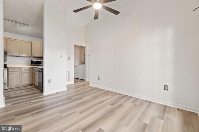 Building Photo - 2121 Wainwright Ct