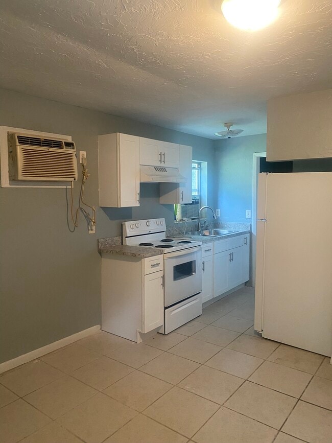 Building Photo - 2420 Tanglewood St