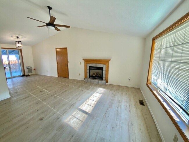Foto del edificio - Great Ranch Style Home On A Corner Lot Wit...