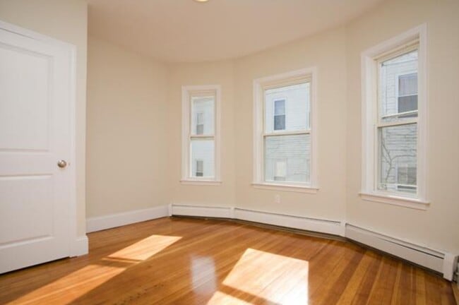 Foto del edificio - 12 Parker Hill Ave