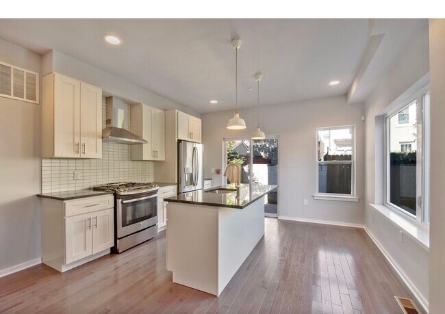 Full eat-in Kitchen - 3020 Richmond St