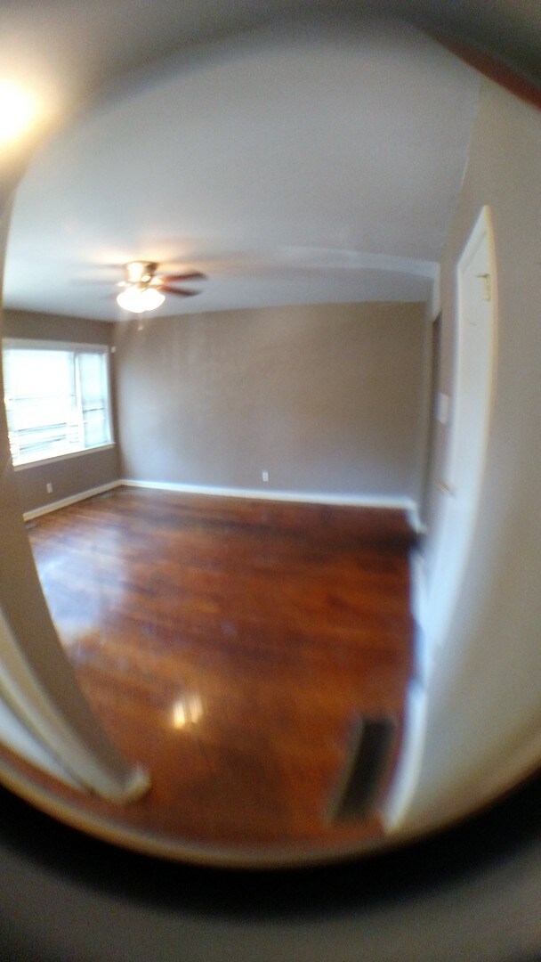 Building Photo - 2 Bedroom & 1 Bath Available Now!