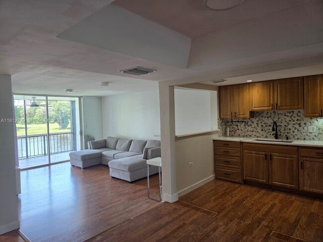 Building Photo - 3750 Inverrary Dr