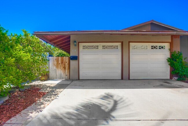 Foto del edificio - Single Story Duplex with Two Private Residences