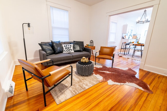 Photo - 527 Eldon St House