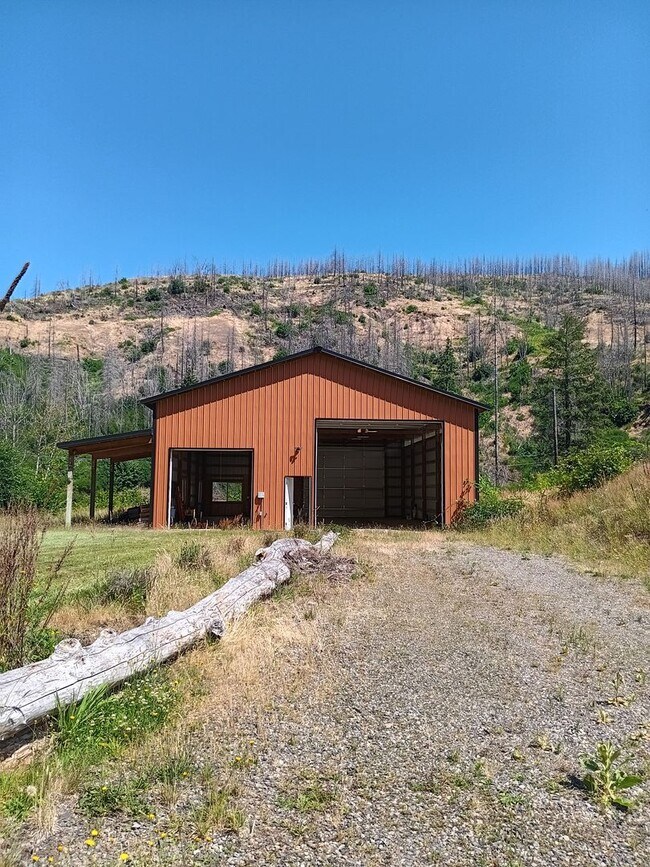 Foto del edificio - Beautiful Chalet Style Riverfront Property...