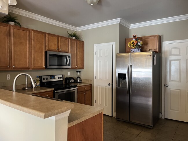 Building Photo - 4441 Burbank Dr