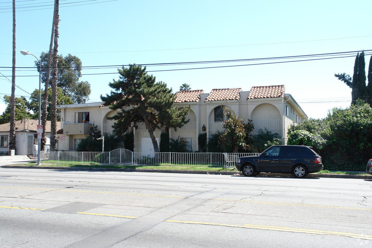 Foto del edificio - Sherman Way Apartments