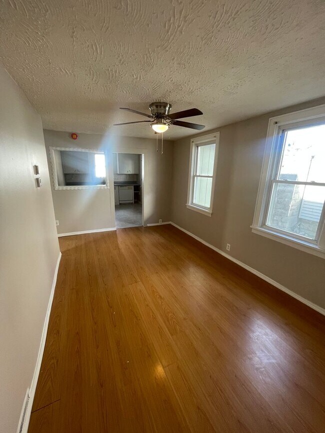 Foto del edificio - Newly Renovated 4-Bedroom Single-Family Ho...