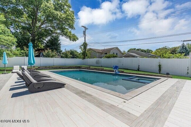 Foto del edificio - 250 Alpern Ave