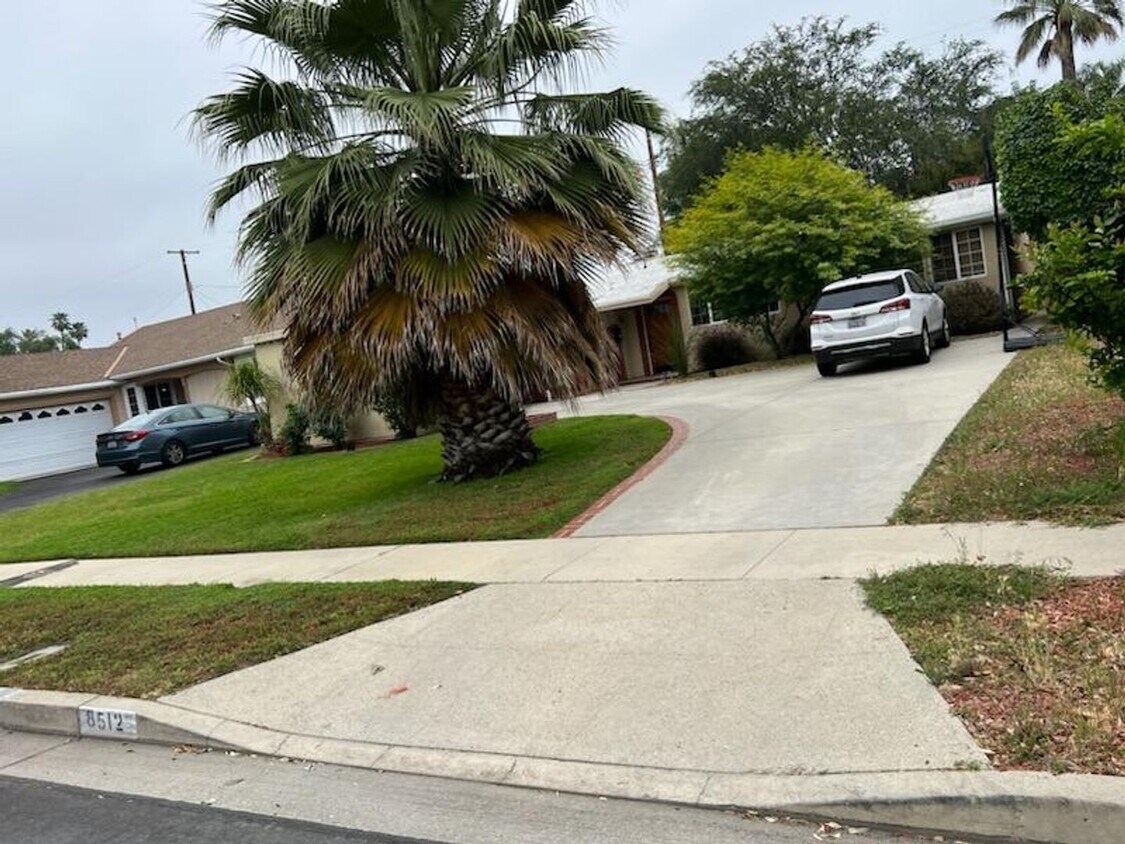 Foto principal - Unique 3 Br 2 Ba House in a Quiet Neighbor...