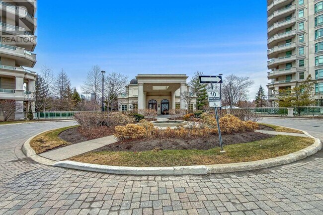 Photo du bâtiment - 10 Bloorview Pl